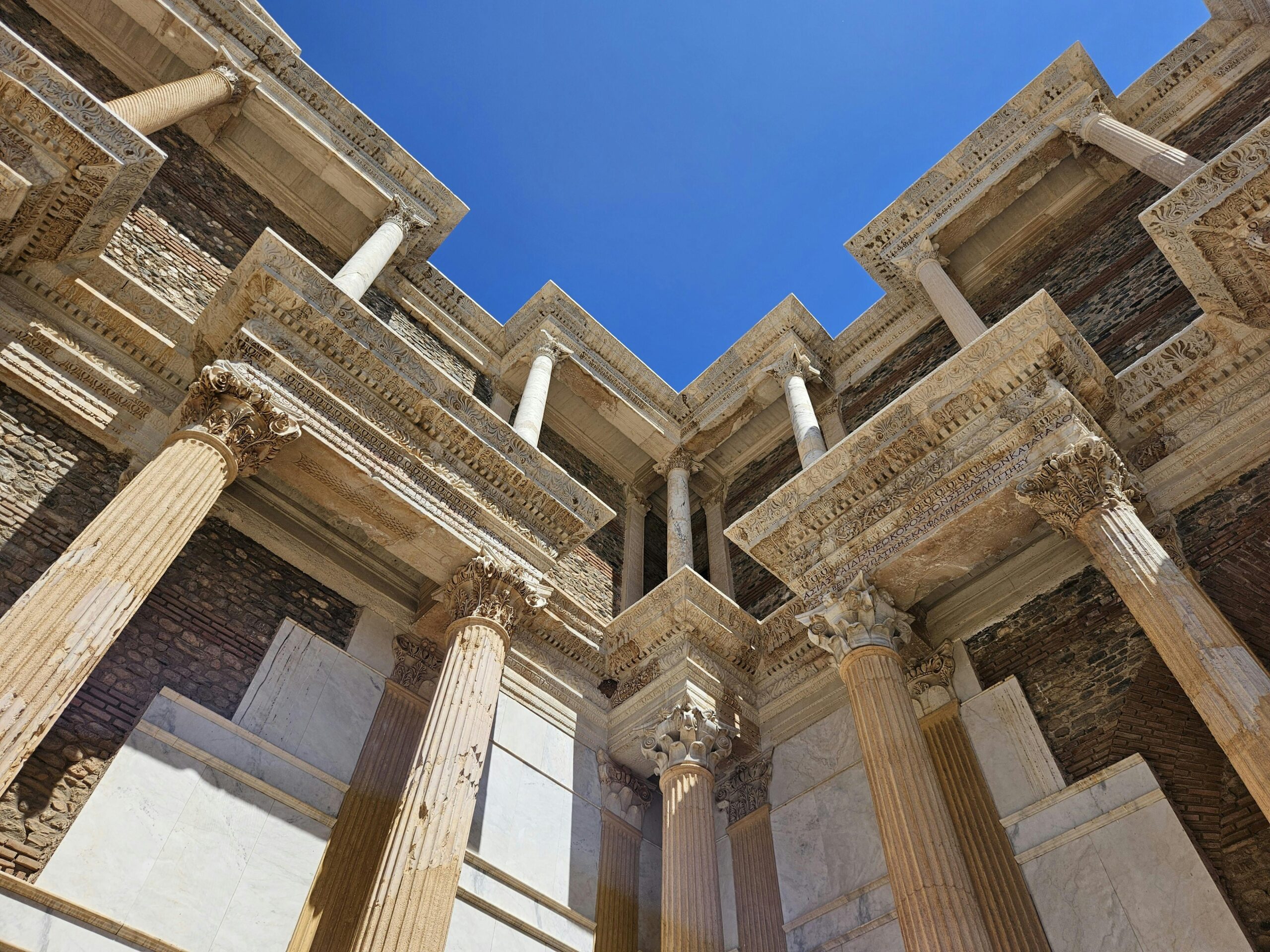 Marmara Gölü’nün güneyinde 90 km uzaklıkta yer alan Lidya Kral